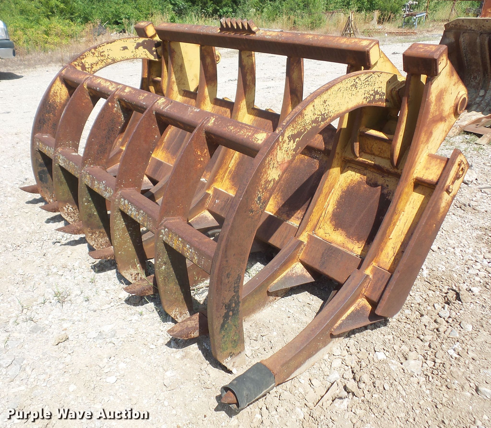 Pemberton grapple bucket in Shawnee, KS Item FJ9165 sold Purple Wave