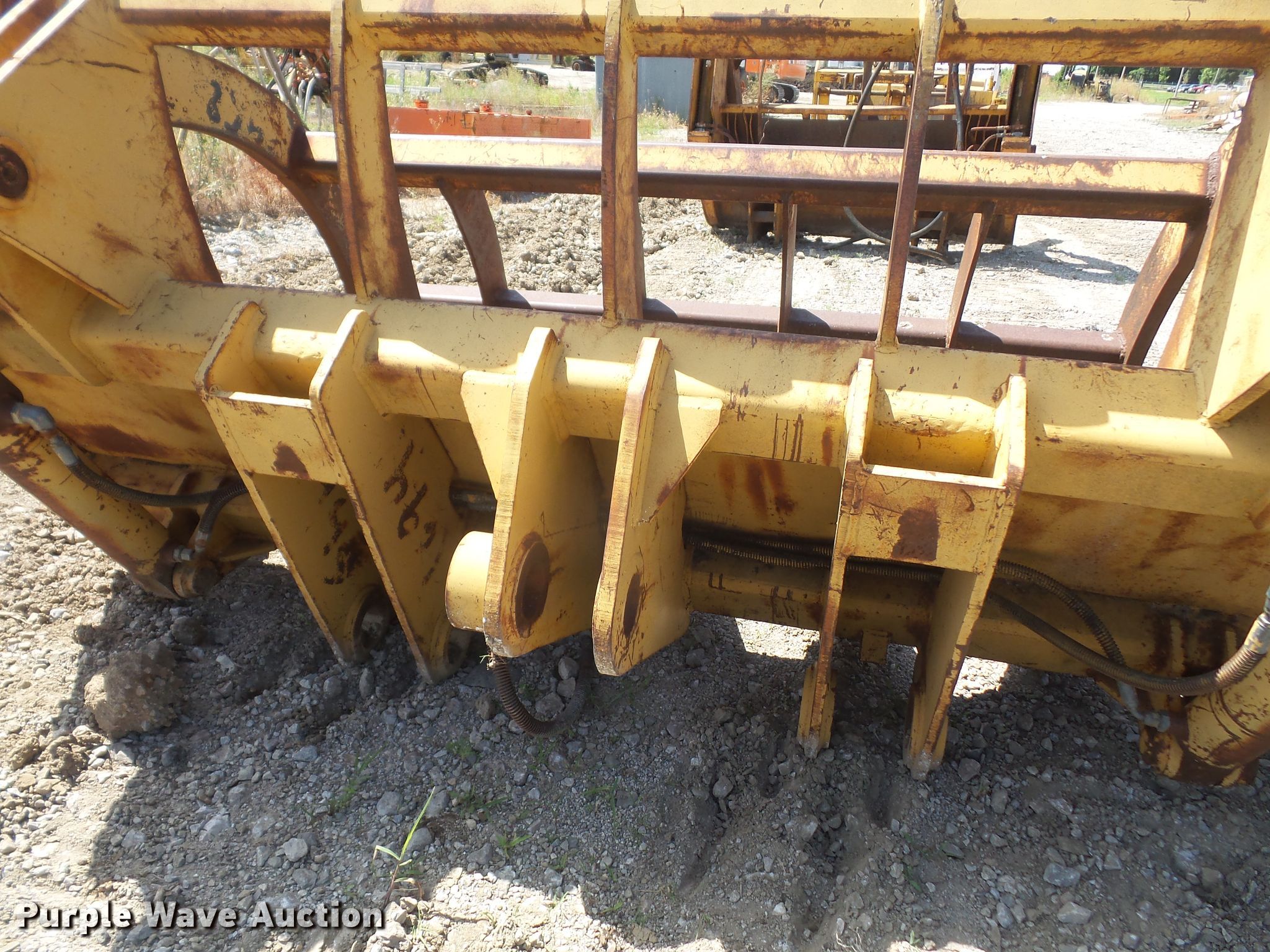 Pemberton grapple bucket in Shawnee, KS Item FJ9165 sold Purple Wave