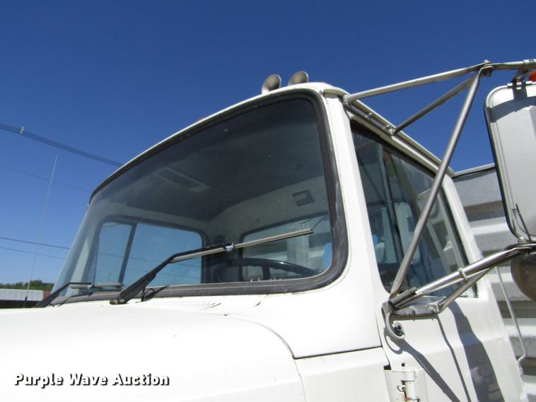 image for item EU9730 1997 Ford L9000 semi truck