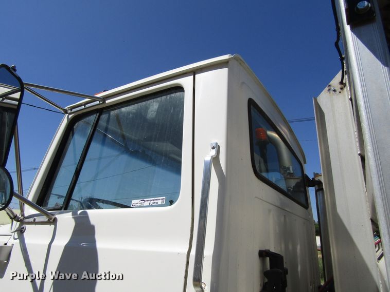 image for item EU9730 1997 Ford L9000 semi truck