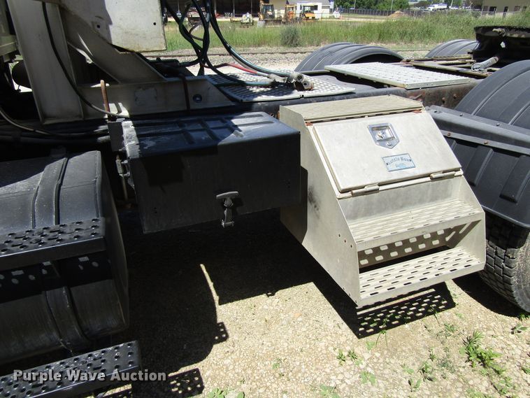 image for item EU9730 1997 Ford L9000 semi truck