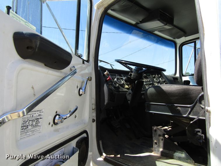 image for item EU9730 1997 Ford L9000 semi truck