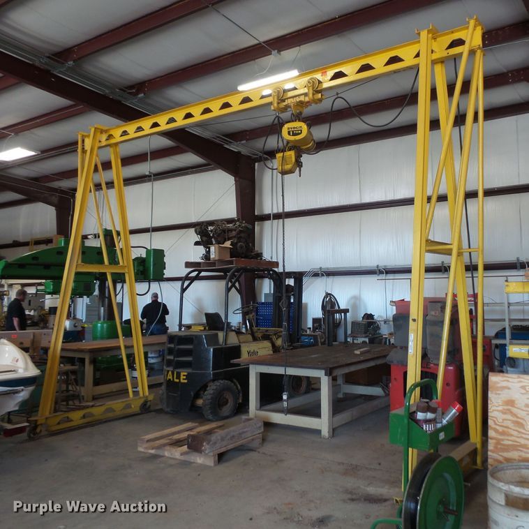 Aframe chain hoist in Clinton, IA Item FM9568 sold Purple Wave