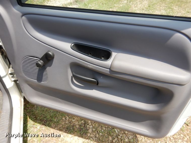 image for item FT9315 2001 Dodge Ram 1500 pickup truck