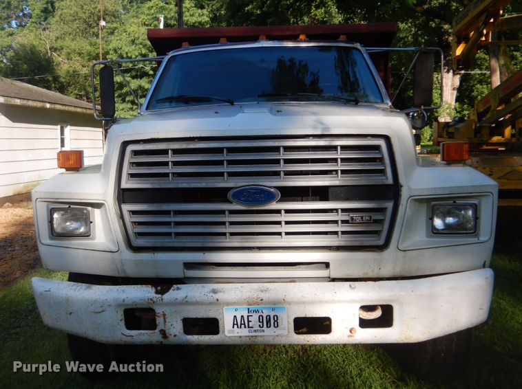 image for item FT9322 1992 Ford F700 dump truck