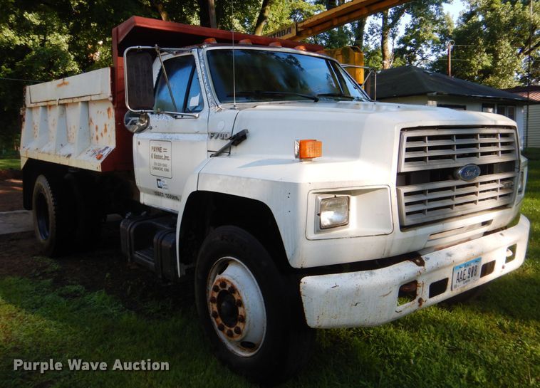 image for item FT9322 1992 Ford F700 dump truck