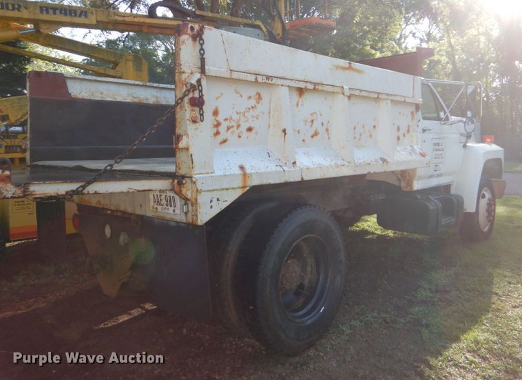 image for item FT9322 1992 Ford F700 dump truck