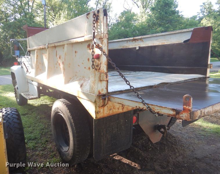 image for item FT9322 1992 Ford F700 dump truck