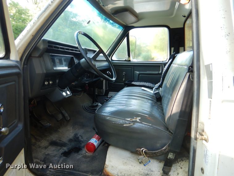 image for item FT9322 1992 Ford F700 dump truck