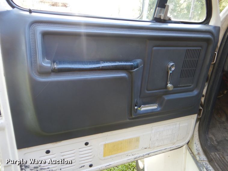 image for item FT9322 1992 Ford F700 dump truck