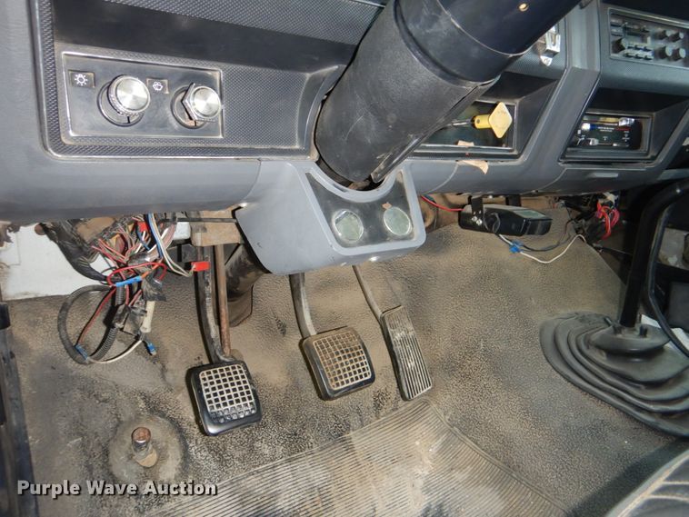 image for item FT9322 1992 Ford F700 dump truck