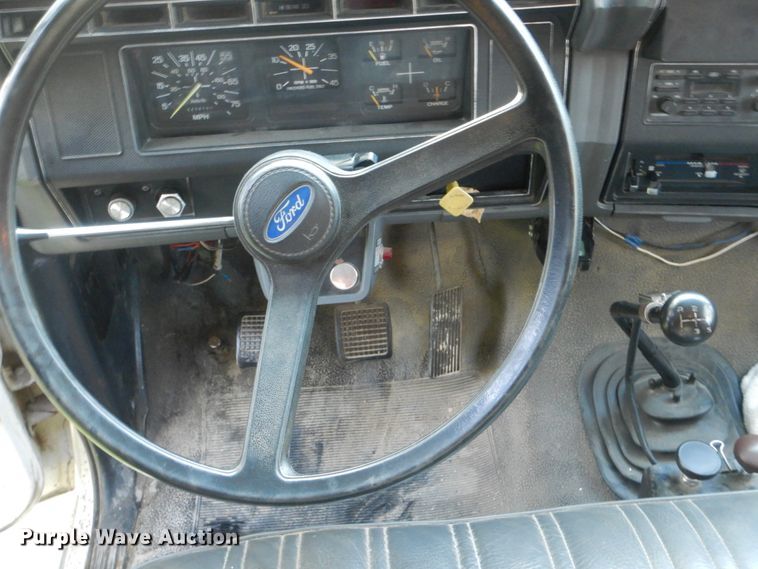 image for item FT9322 1992 Ford F700 dump truck