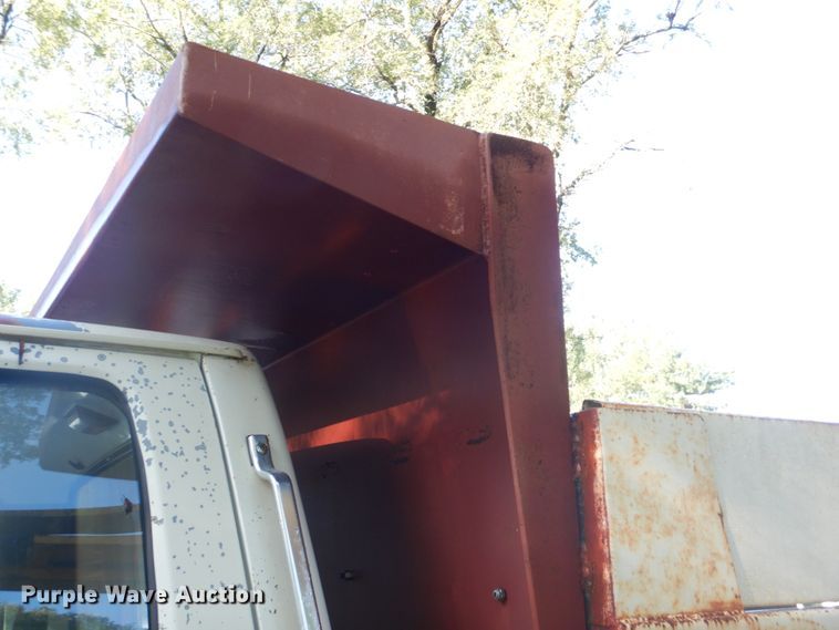 image for item FT9322 1992 Ford F700 dump truck