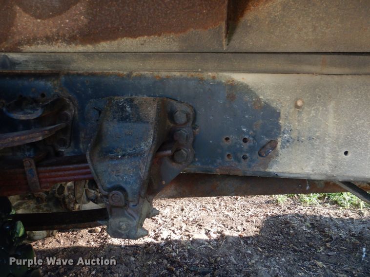 image for item FT9322 1992 Ford F700 dump truck