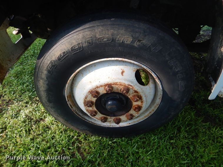 image for item FT9322 1992 Ford F700 dump truck