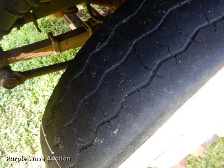 image for item FT9322 1992 Ford F700 dump truck