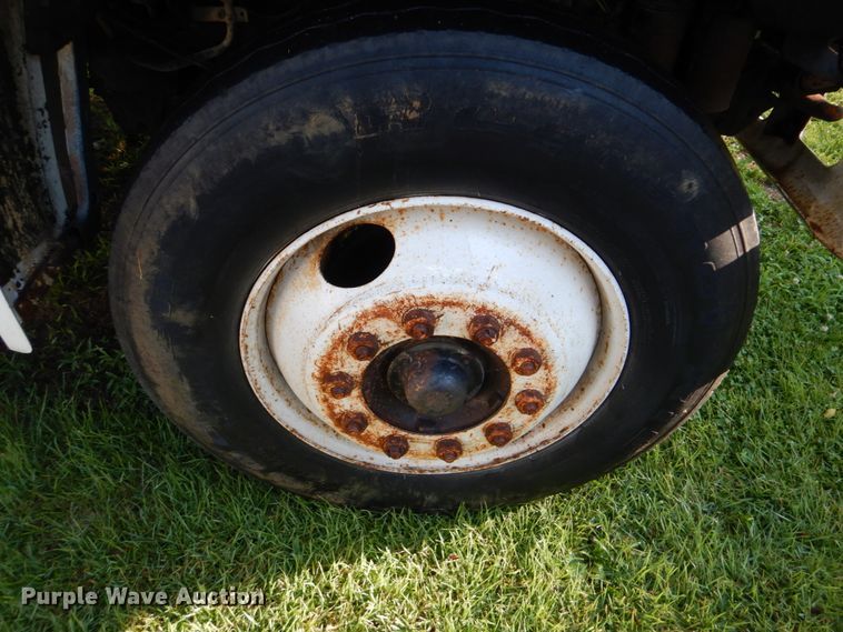 image for item FT9322 1992 Ford F700 dump truck