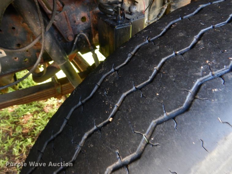 image for item FT9322 1992 Ford F700 dump truck