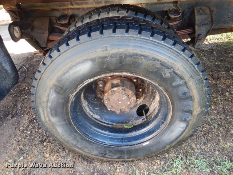 image for item FT9322 1992 Ford F700 dump truck