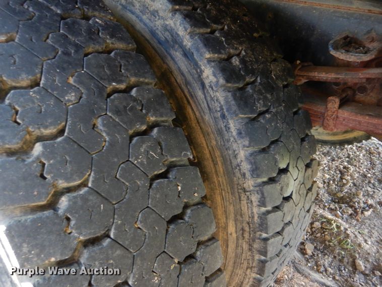 image for item FT9322 1992 Ford F700 dump truck