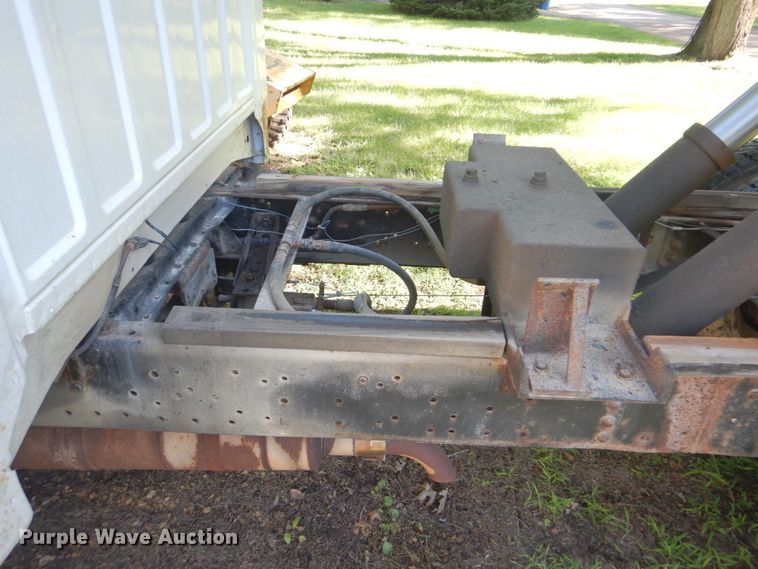 image for item FT9322 1992 Ford F700 dump truck