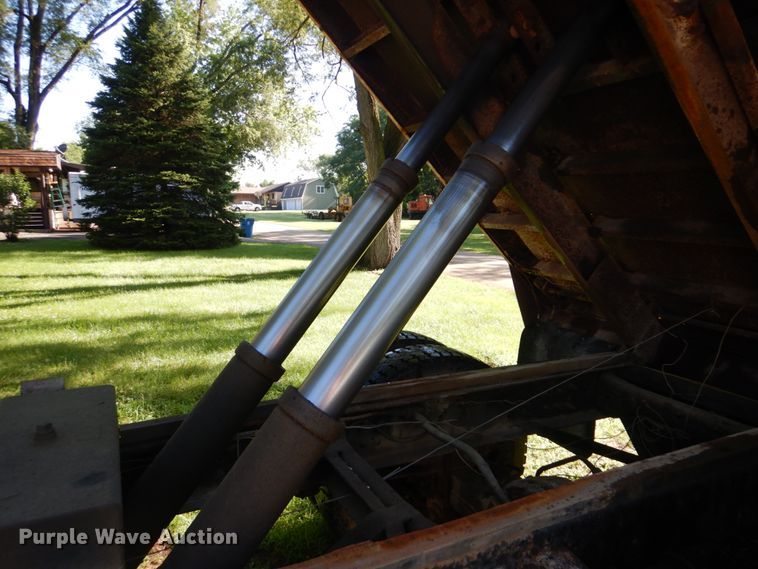 image for item FT9322 1992 Ford F700 dump truck