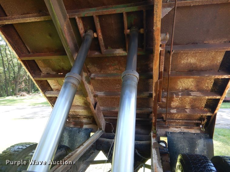 image for item FT9322 1992 Ford F700 dump truck