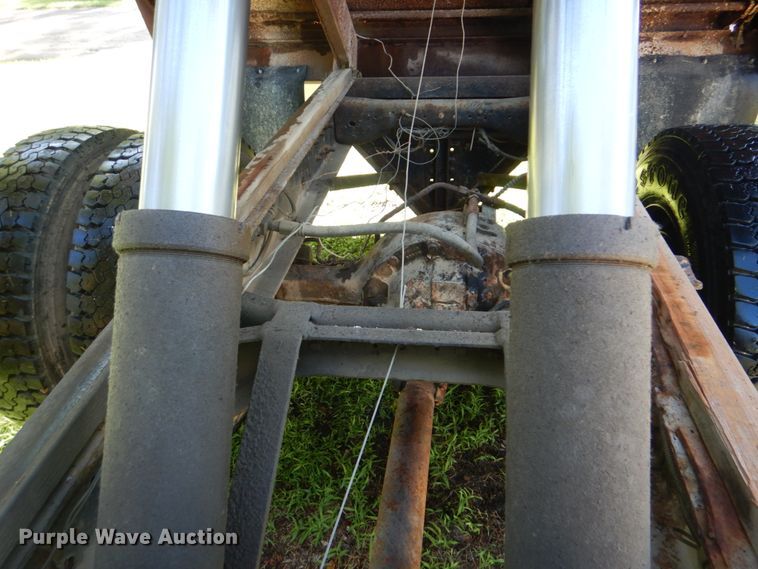 image for item FT9322 1992 Ford F700 dump truck