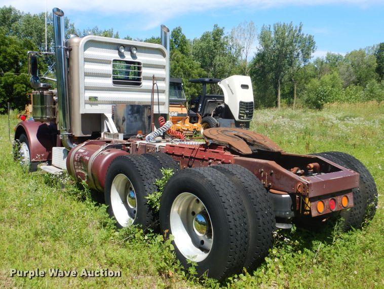 image for item FT9331 1975 Peterbilt semi truck