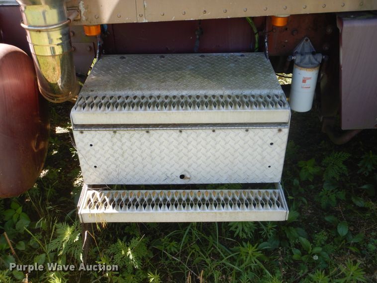 image for item FT9331 1975 Peterbilt semi truck