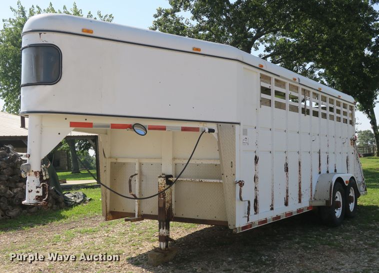 image for item DB10243 1990 Logan Coach livestock trailer