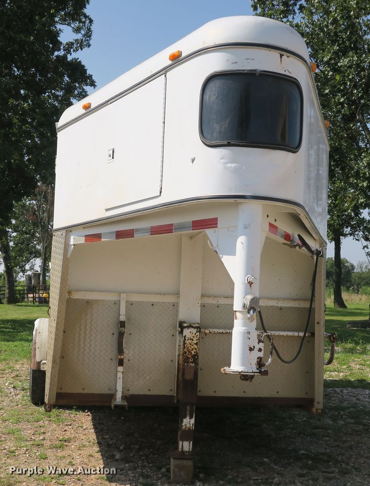 image for item DB10243 1990 Logan Coach livestock trailer