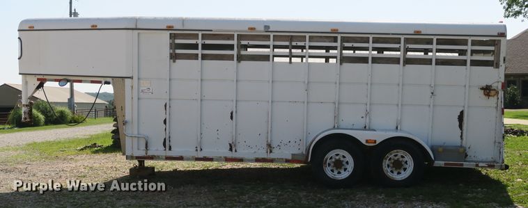 image for item DB10243 1990 Logan Coach livestock trailer