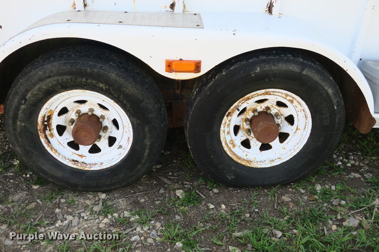 image for item DB10243 1990 Logan Coach livestock trailer