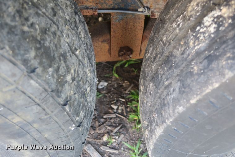 image for item DB10243 1990 Logan Coach livestock trailer