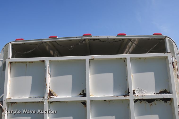 image for item DB10243 1990 Logan Coach livestock trailer