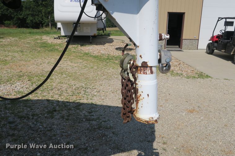 image for item DB10243 1990 Logan Coach livestock trailer