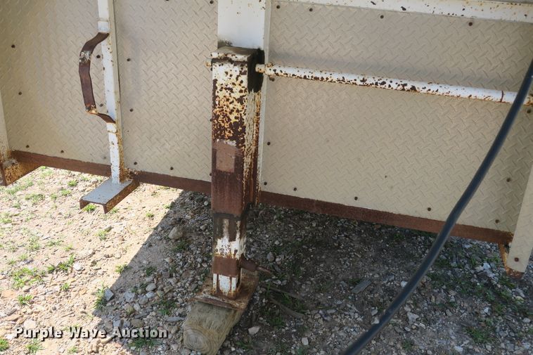 image for item DB10243 1990 Logan Coach livestock trailer