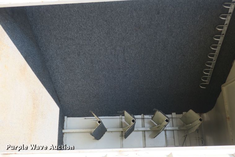 image for item DB10243 1990 Logan Coach livestock trailer