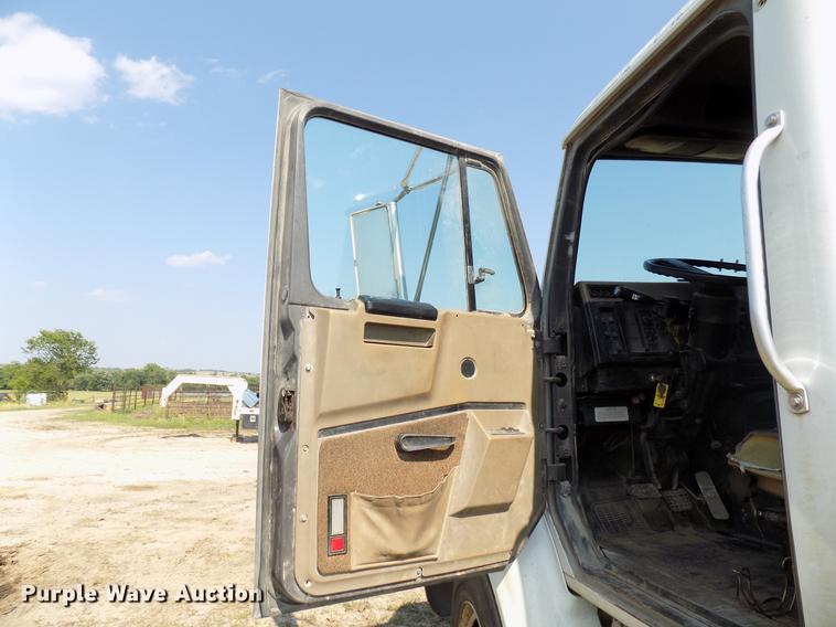 image for item DB9549 1995 International 8100 semi truck