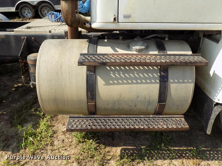 image for item DB9549 1995 International 8100 semi truck