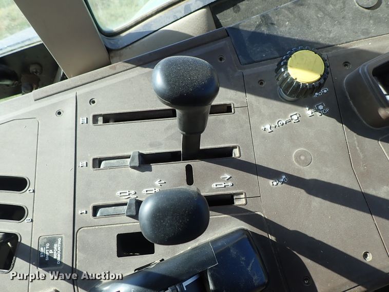 image for item DE5485 2005 John Deere 6615 MFWD tractor