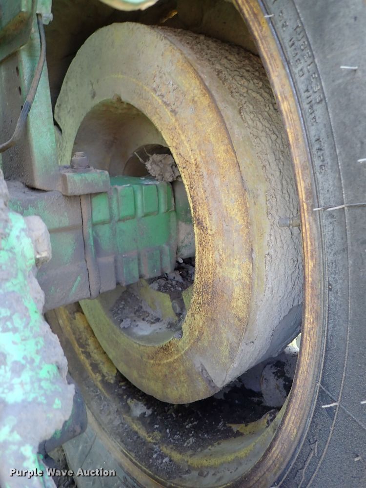 image for item DE5490 1981 John Deere 8640 4WD tractor