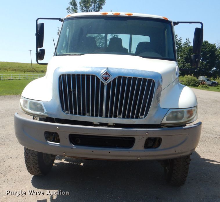 image for item DG4789 2007 International 4200 flatbed truck