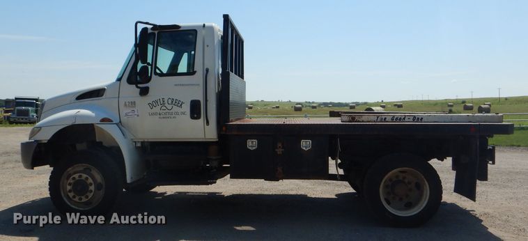 image for item DG4789 2007 International 4200 flatbed truck