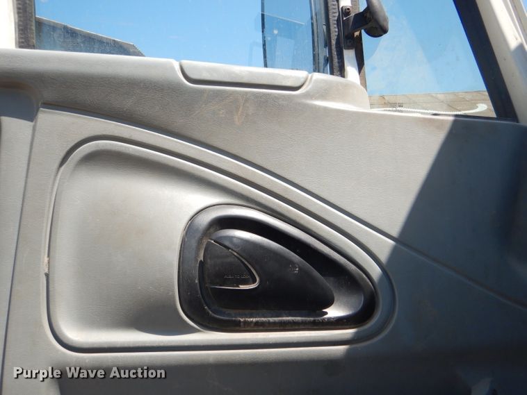 image for item DG4789 2007 International 4200 flatbed truck