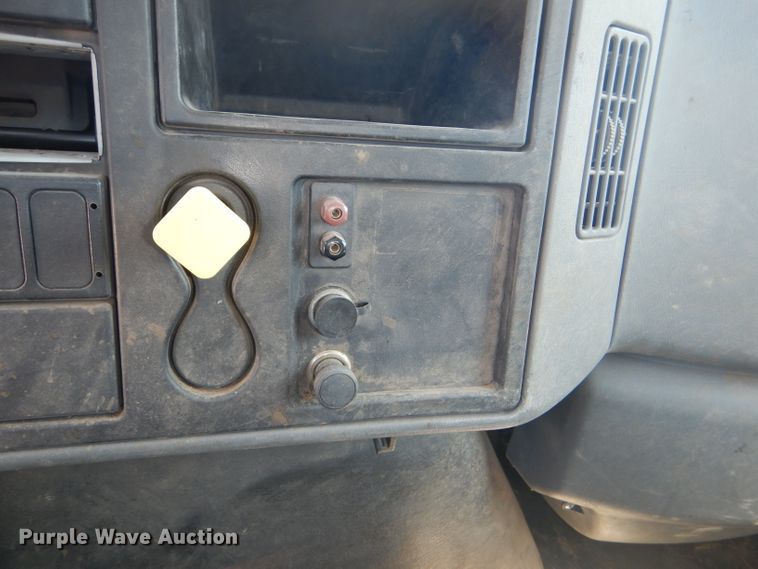 image for item DG4789 2007 International 4200 flatbed truck