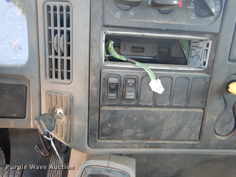 image for item DG4789 2007 International 4200 flatbed truck