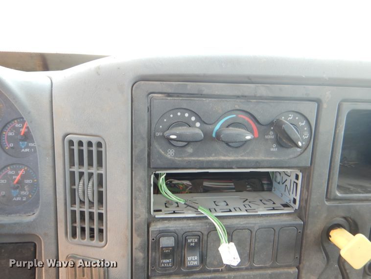 image for item DG4789 2007 International 4200 flatbed truck