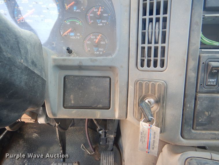 image for item DG4789 2007 International 4200 flatbed truck